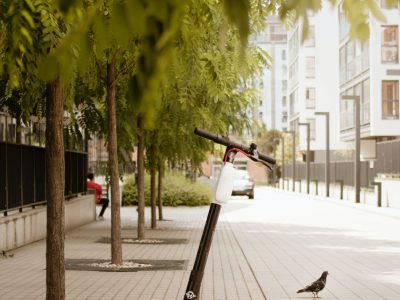 BÜYÜKŞEHİRLERİN  YENİ  ULAŞIM  ARACI SCOOTERLAR  ENGELLİLERİN HAYATINI ZORLAŞTIRIYOR!!!